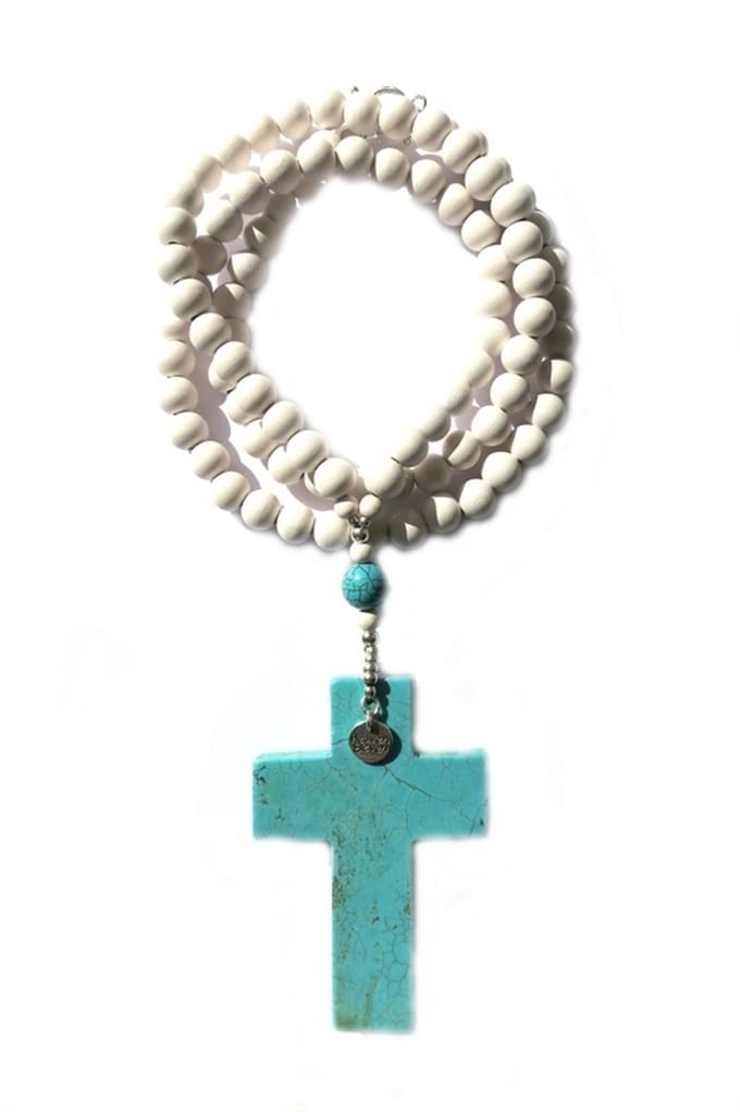 Heaven Eleven ketting wit hout met een groot turkoois stenen kruis