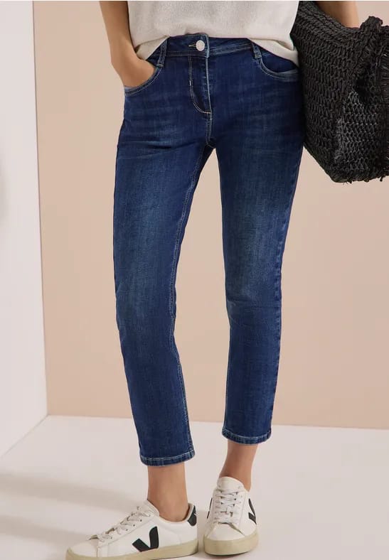 7/8 Mid Waist Slim Leg jeans in casual fit