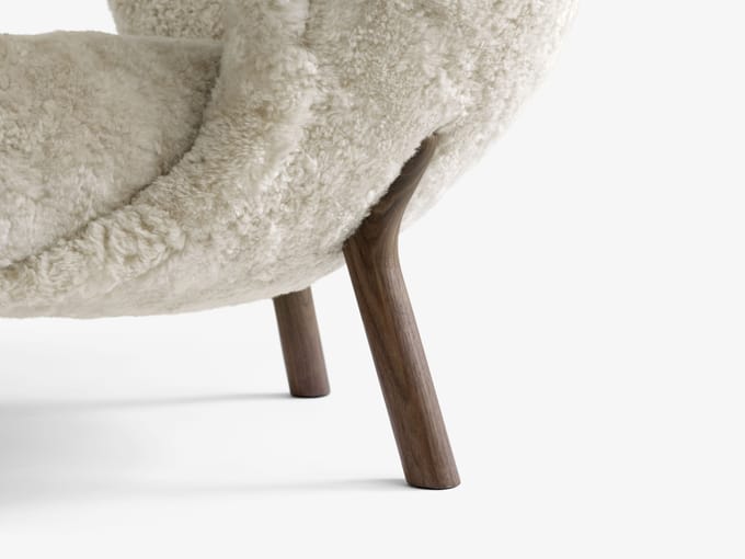 &Tradition - Little Petra VB1 Fauteuil - sheepskin moonlight - oiled walnut - beige