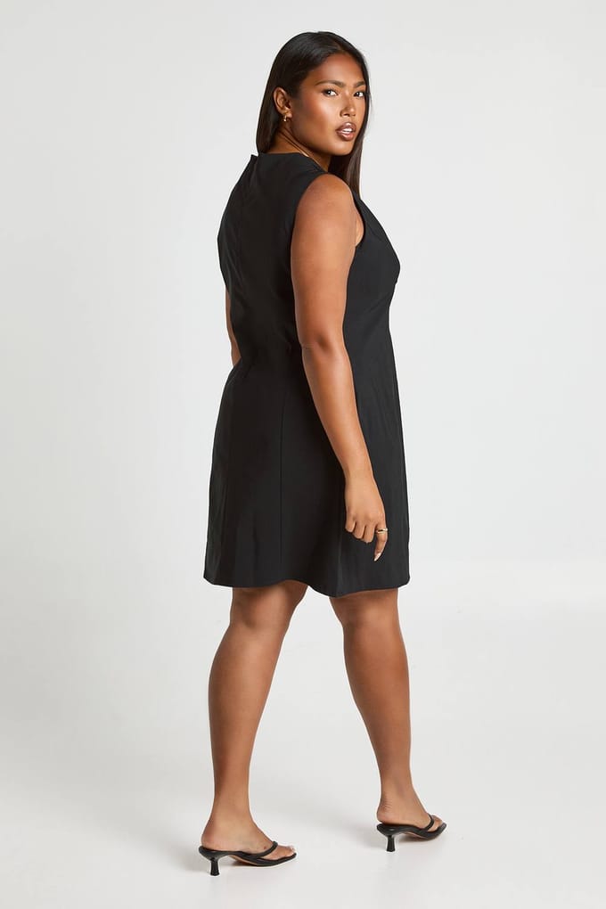 boohoo Dames Plus mouwloze gouden knoop shiftjurk | Black | Maat: 26