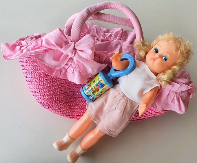 Draagmand roos voor poppen tot 50 cm + pop en rammelaar