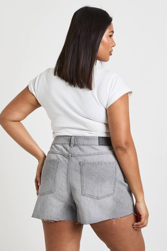 boohoo Dames Plus denimshorts met ruwe zoom | Grijs | Maat: 44