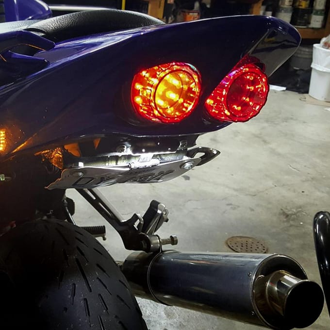 Universele LED motorfiets achterlicht richtingaanwijzer dubbele aanhangerverlichting rem kentekenplaathouder grijs