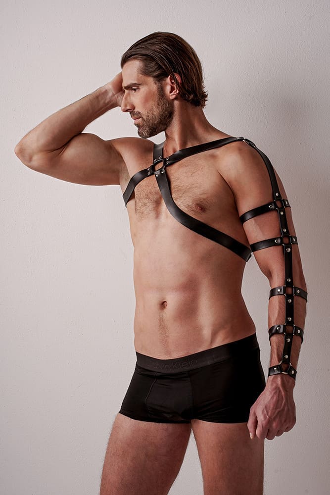 VoyeurX | Spartacus | Kinky Kleding Man | Leren Harnas