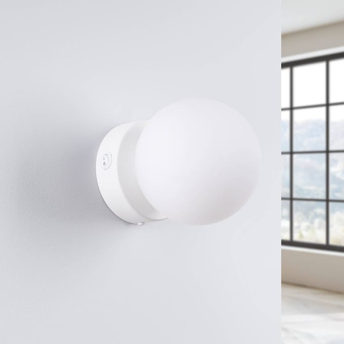 Wandlamp YOLI 1 met glazen bol en schakelaar - Sollux Lighting - IP20 - Wit staal/glas behuizing - 12 x 14 x 12 cm - 1 x G9 LED, exclusief lichtbron - Max. 8 W - Moderne wandlamp voor gang, hal en woonkamer