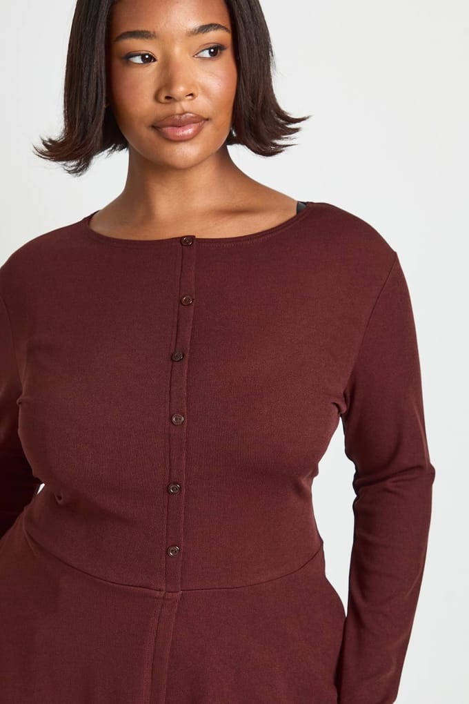 boohoo Dames Plusknop Voorkant Peplum Top | Chocoladebruin | Maat: 48