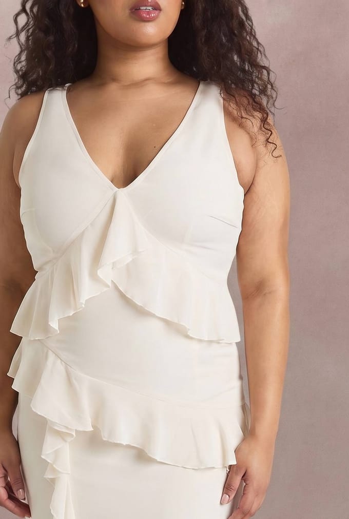 boohoo Dames Plus Asymmetrische Maxi Jurk Met Ruches Op De Taille | Ecru | Maat: 44