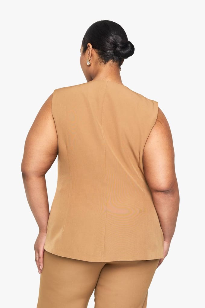 boohoo Dames PLUS GILET MET INGETROKKEN TAILLE | Camel | Maat: 50