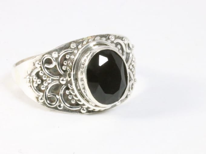 Bewerkte zilveren ring met onyx - maat 17.5