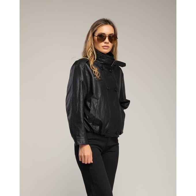 Oversized imitatielederen jas met dubbele knopenrij, een rimpeling in de taille en een gespsluiting bij de kraag.