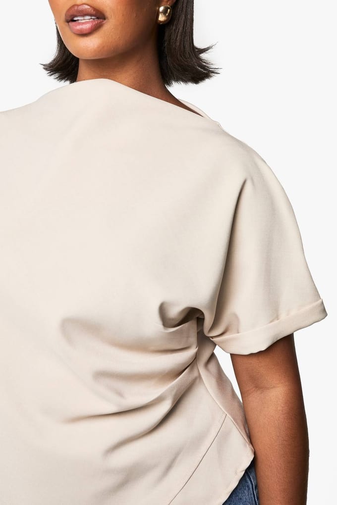 boohoo Dames PLUS GERAFFELDE ASYMMETRISCHE TOP | Steen | Maat: 50