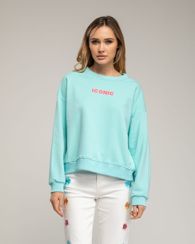 Sweatshirt met de tekst 'iconic' in neonkleur op de voorkant en de rug.