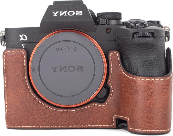 Half Camera Case van PU Leer voor Sony A7 V/A7R V - Beschermende Tas met Bodemopening, Bruin, Camera Accessoire