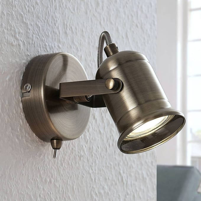 Lindby wandlamp Anze, 10 m, brons antiek, schakelaar