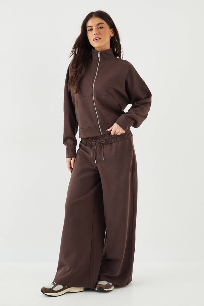 Dames DSGN Studio Diepe Tailleband Wijde Pijpen Jogger | Dark Chocolate | Maat: Medium