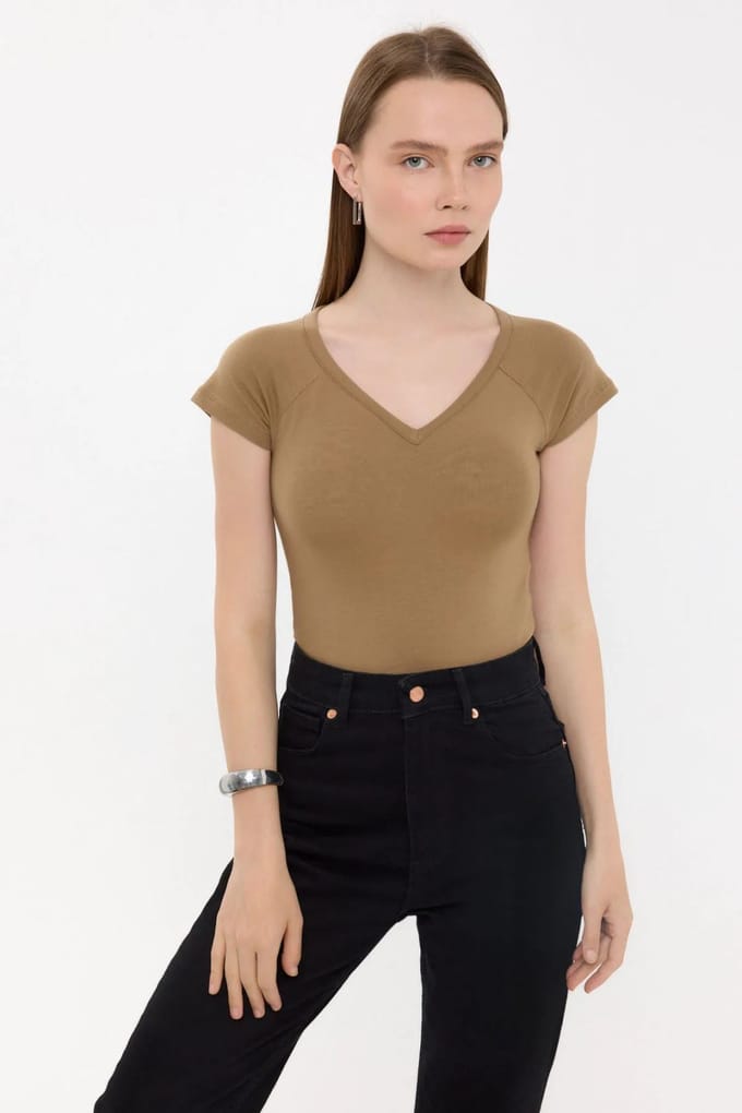 Basictop met cap sleeves en V-hals