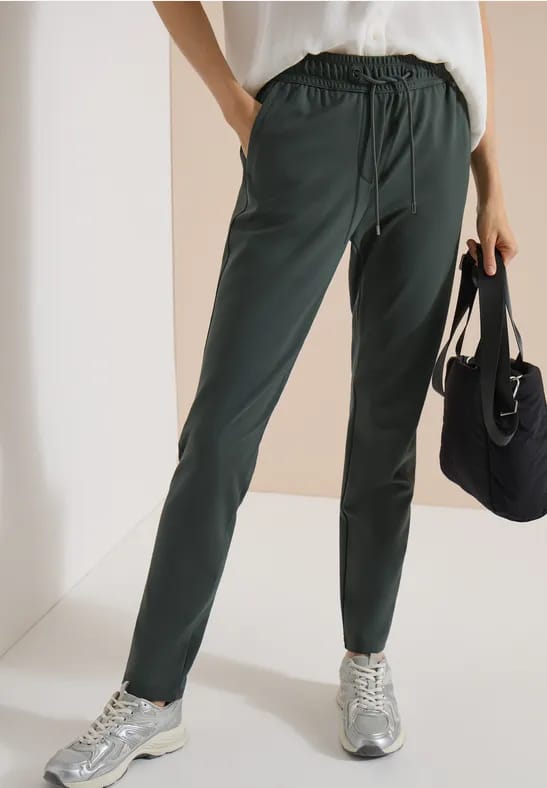 Mid Waist Slim Leg Hose in casual pasvorm