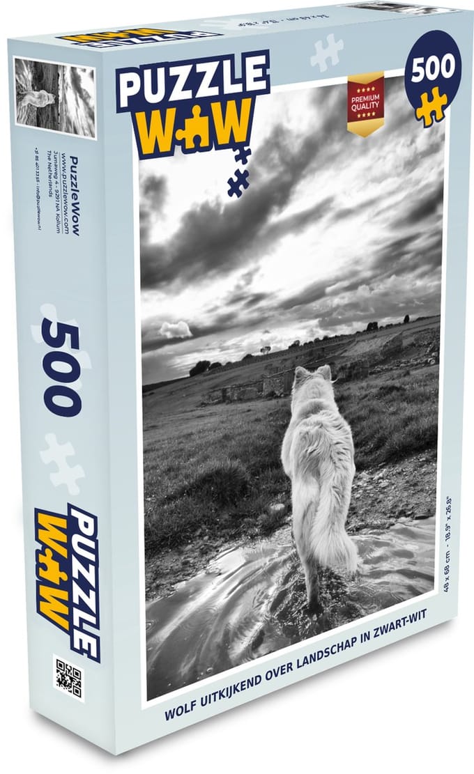 Puzzel Wolf uitkijkend over landschap in zwart-wit - Legpuzzel - Puzzel 500 stukjes
