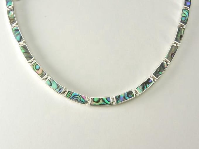 Zilveren collier met abalone schelp