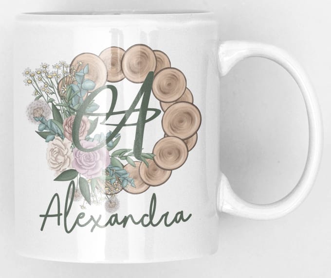 Mok met monogram en naam in boomstam met bloemen
