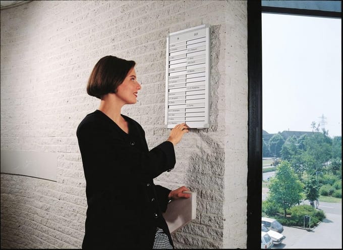 Presentiebord Aluminiumframe 30 Personen In- en Uitstekplaatjes 26x77 cm