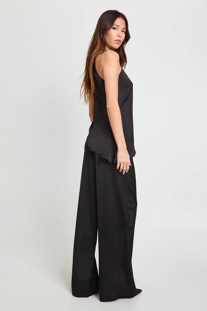 boohoo Dames Halternek Asymmetrische Satijn Camisole & Broek Set | Black | Maat: 8
