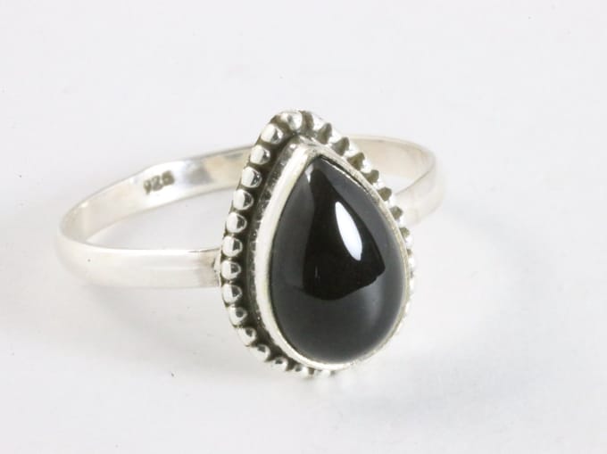 Bewerkte zilveren ring met onyx - maat 20