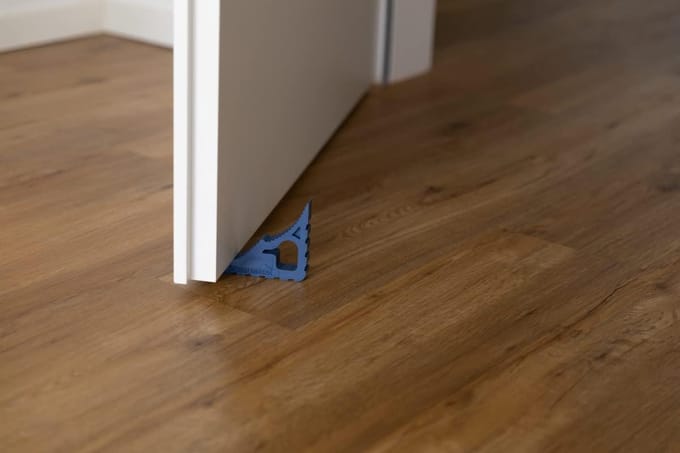 Veelzijdige deurstopper en raamvastzetter blauw antislip