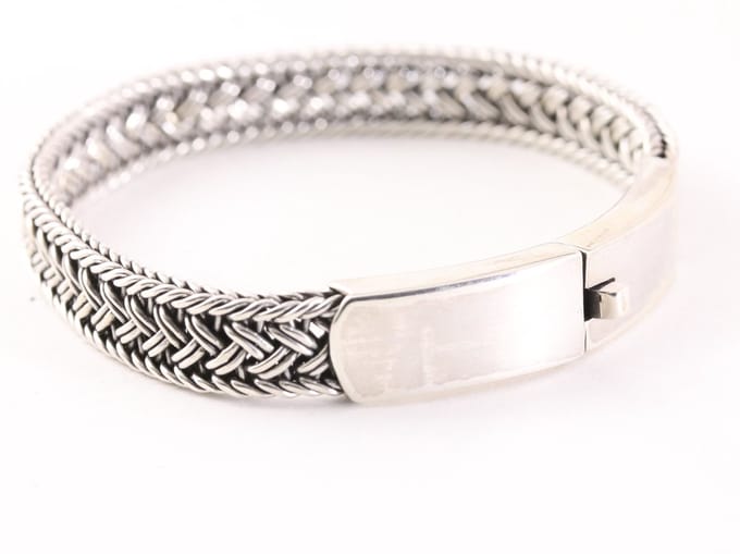 Gevlochten zilveren armband met kliksluiting - lengte 19 cm.