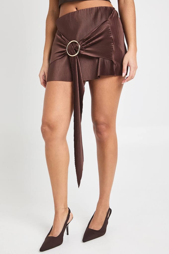 boohoo Dames Plisse Mid Rise Gedrapeerde Mini-Rok Met Ringversiering | Chocolate | Maat: 14