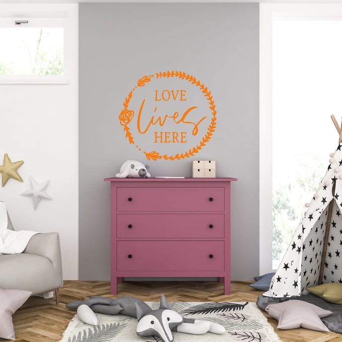 Muursticker - Love Lives Here - 40,6 x 44,1 - Oranje