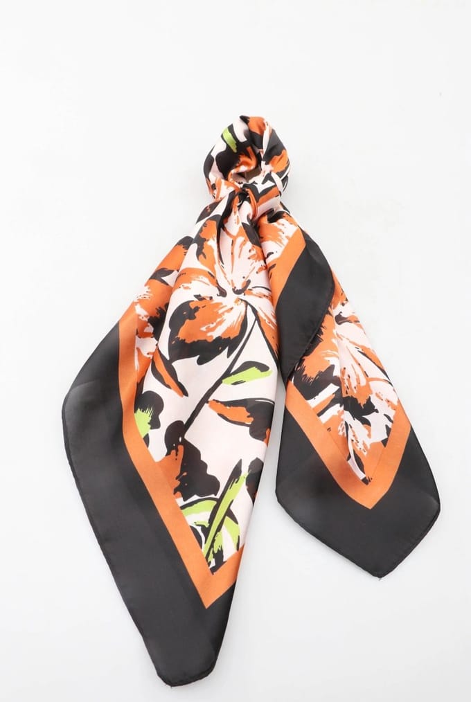 Dames neksjaal Jula gebloemd motief zwart wit groen bruin 70x70 vierkant model