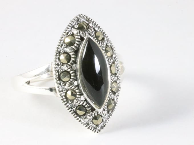 Zilveren ring met onyx en marcasiet - maat 18.5