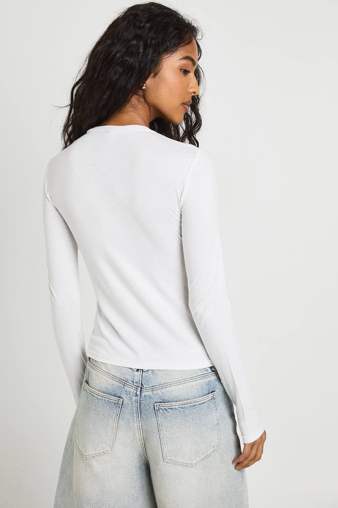 boohoo Dames Geribbeerde top met ingebouwde beha en lange mouwen | Wit | Maat: 42