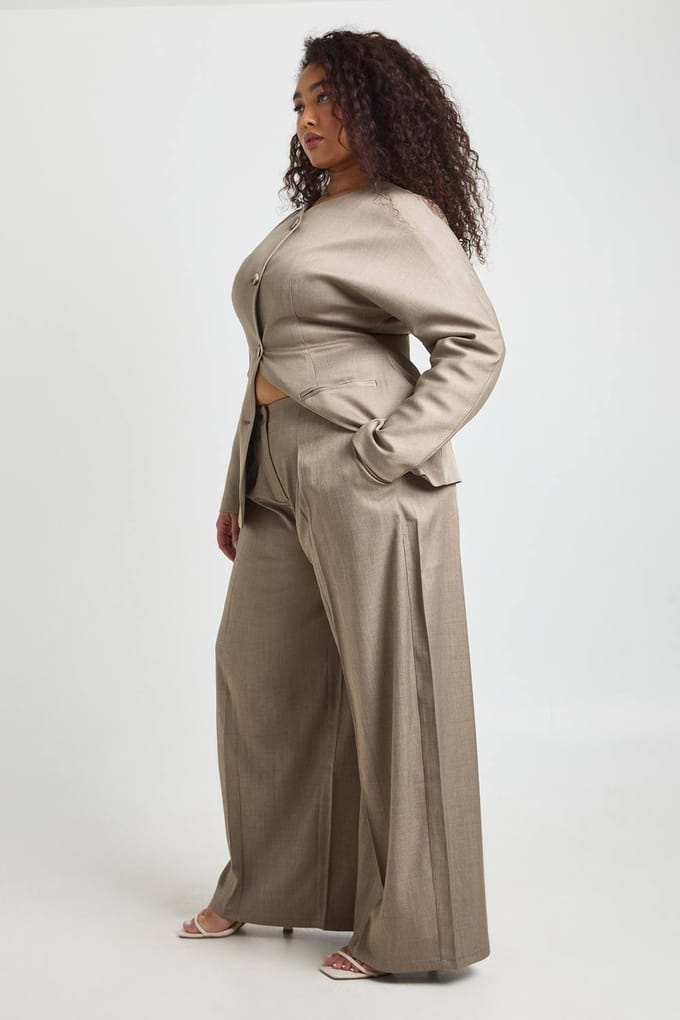 boohoo Dames Plus Getailleerde Wijde Pijpenbroek | Taupe | Maat: 46