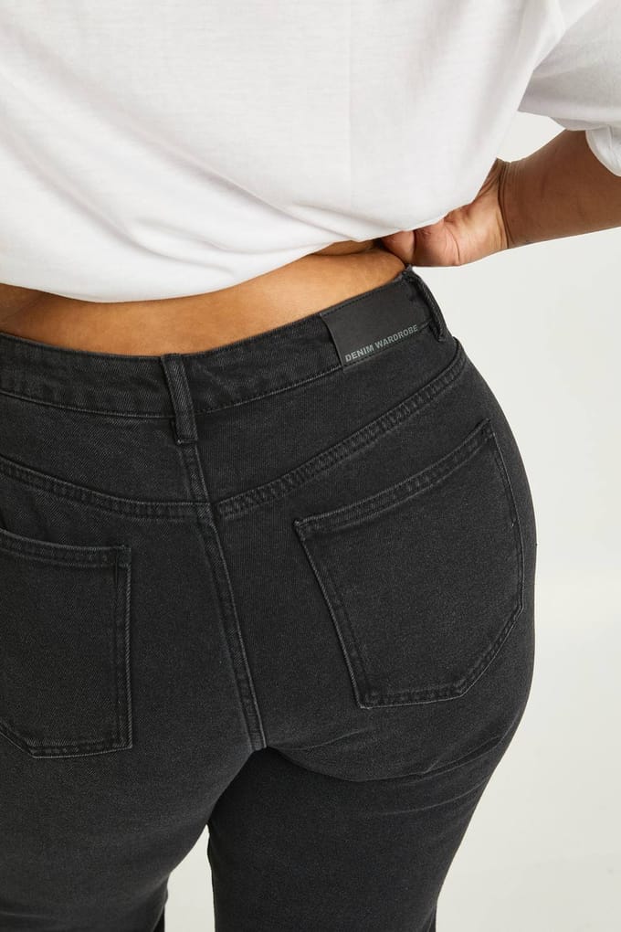 boohoo Dames De Plus Size Hoge Taille Mom Jeans | Washed Black | Maat: 28/32L