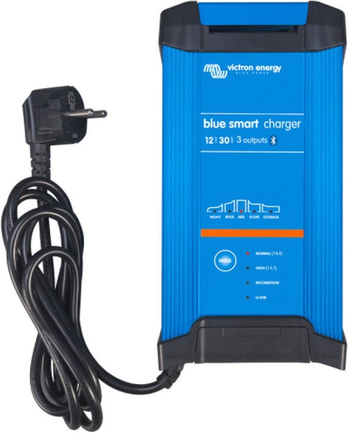 Victron Blue Smart IP22 (Type: 12V/30A - 3 Uitgangen)
