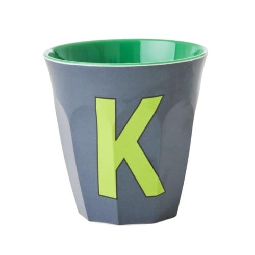 Rice melamine beker medium letter k donker grijs