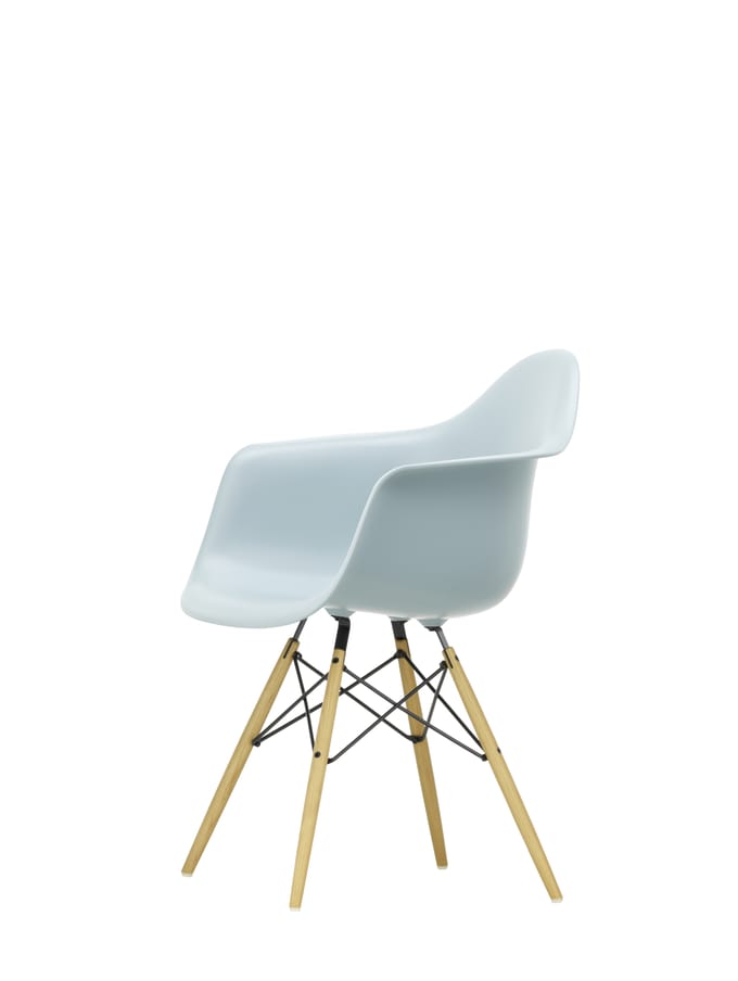 Vitra - DAW Eames Plastic Armchair - ijsgrijs RE - honingkleurig essenhout - blauw