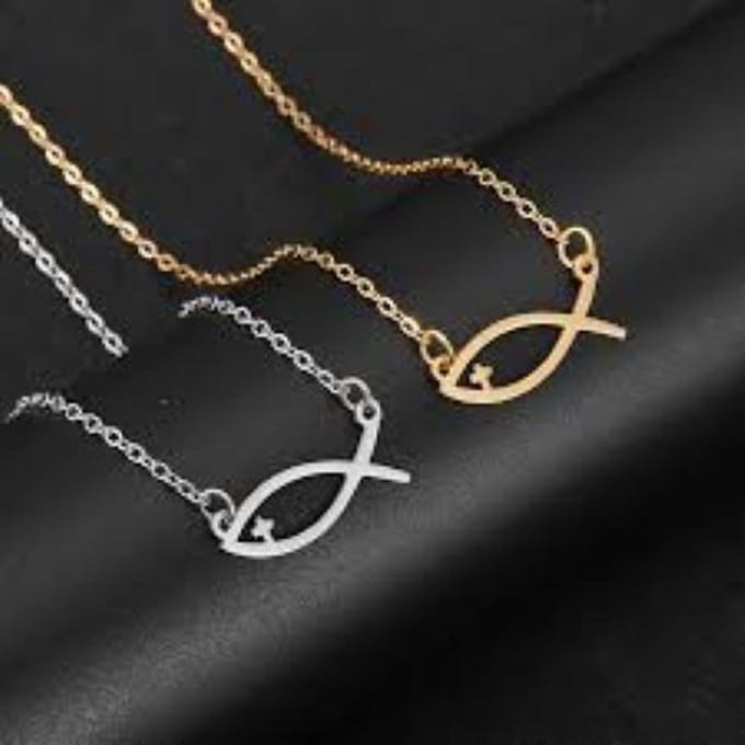 Ketting met hanger ichtus visje en kruisje zilverkleur.
