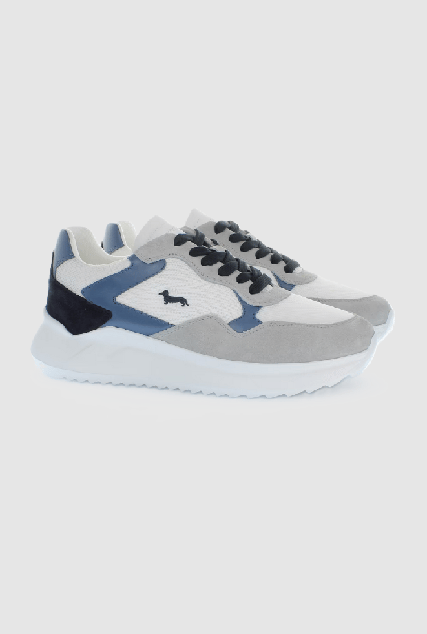 grijswitte suede schoenen