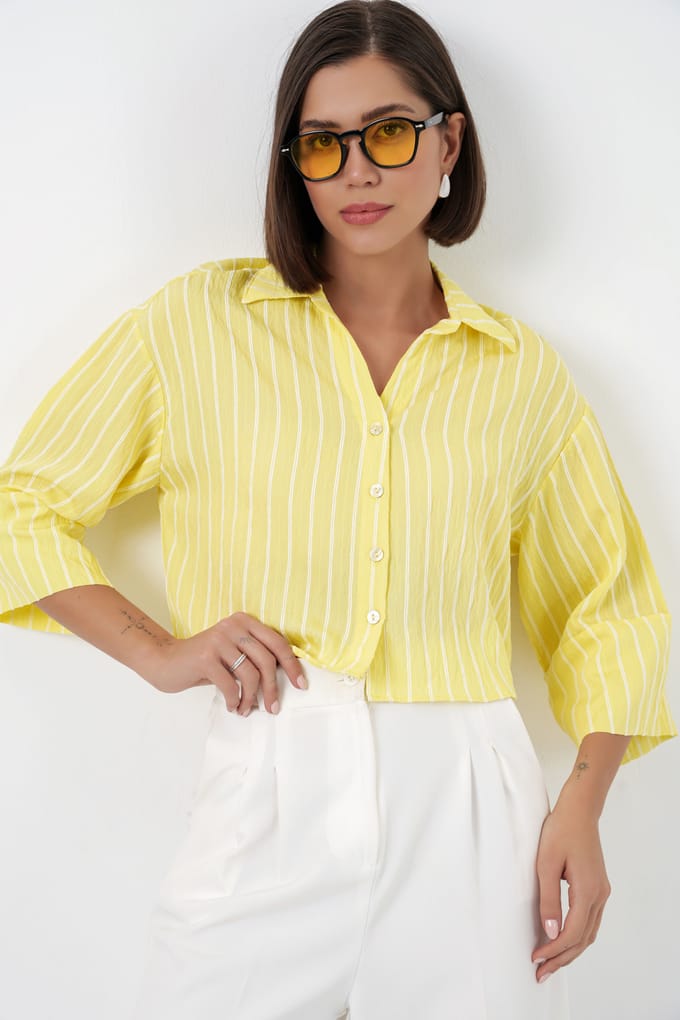 Oversized Gestreepte Cropped Shirt met Knoopsluiting