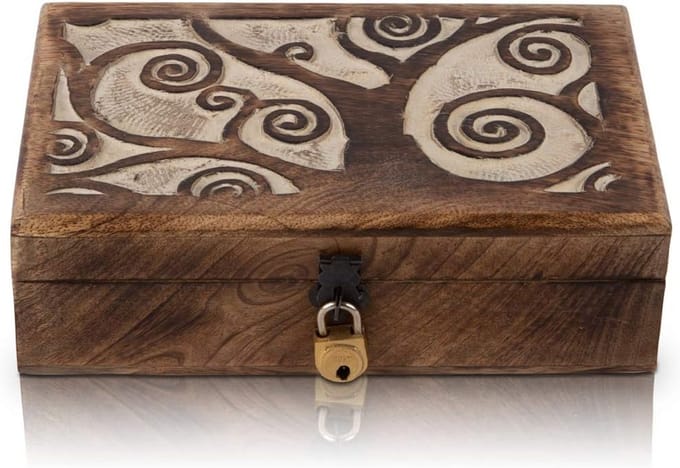 Decoratieve houten juwelendoos met levensboom snijwerk