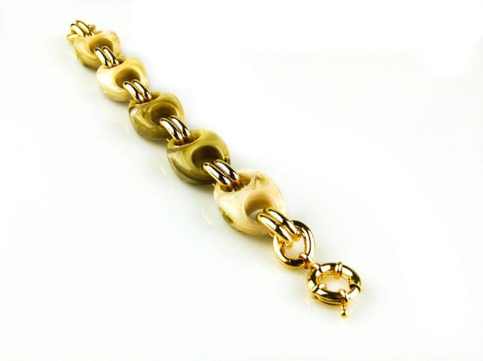 model St - Tropez armband goudkleurig met beige resin