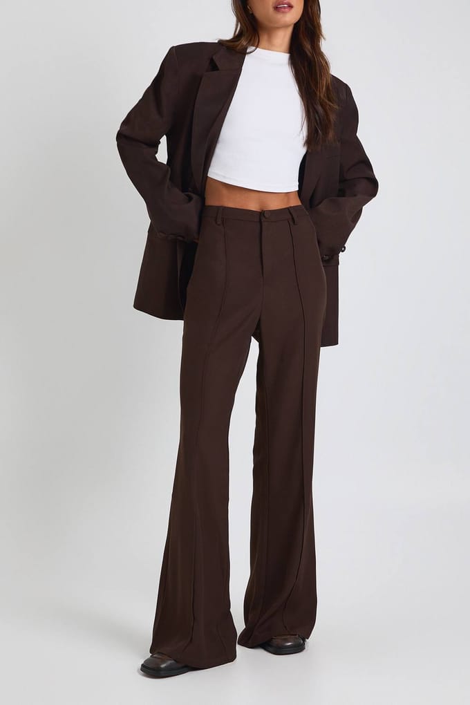 boohoo Dames Lange getailleerde slanke uitlopende broek | Chocoladebruin | Maat: 36