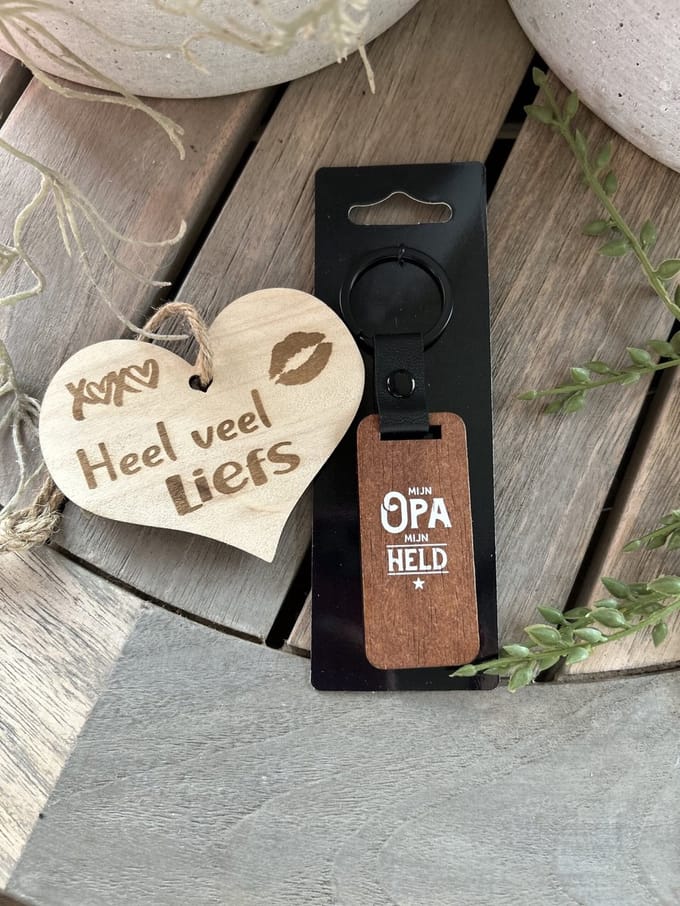 Creaties van hier – sleutelhanger Opa met houten hartje – Walnoothout – 5x15 cm – Hanger