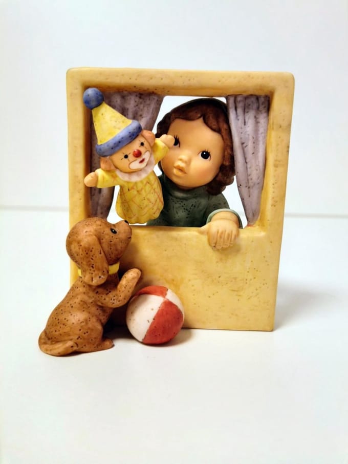 Beeld - Goebel -  N+M - 11 cm - Jongen speelt poppenkast.