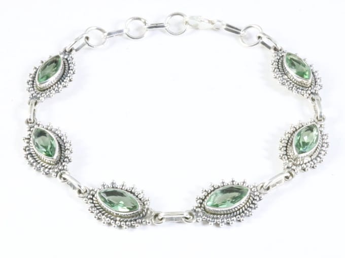 Bewerkte zilveren armband met groene amethist