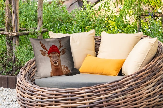 Tuinkussen - Hert - Kerst - Muts - Dieren - Winter - Grappig - 40x40 cm - Weerbestendig