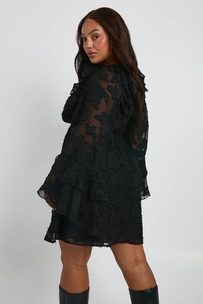 boohoo Dames Plus burnout bloemen ruffle smockjurk | Zwart | Maat: 44